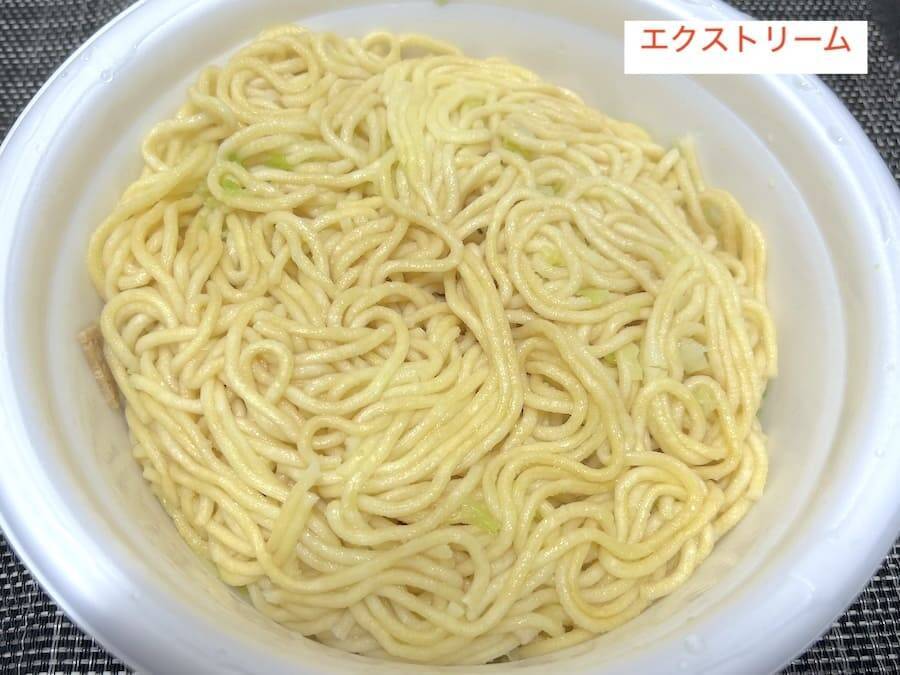 「日清焼そばU.F.O.」が“究極進化”！どれくらい変わった？　2種類を食べ比べてみた