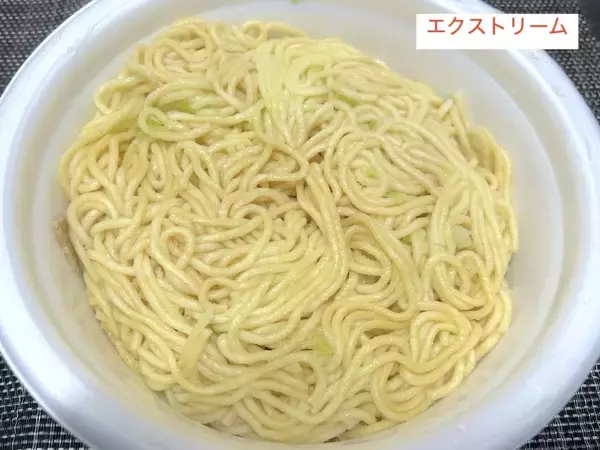 「「日清焼そばU.F.O.」が“究極進化”！どれくらい変わった？　2種類を食べ比べてみた」の画像