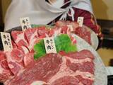 「忘年会でのひと笑いに！「スーパーの肉が高級肉に見えるライフハック」が楽しそう」の画像1