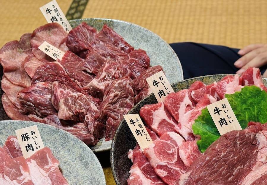 忘年会でのひと笑いに！「スーパーの肉が高級肉に見えるライフハック」が楽しそう