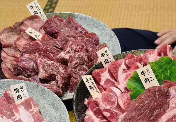 「忘年会でのひと笑いに！「スーパーの肉が高級肉に見えるライフハック」が楽しそう」の画像