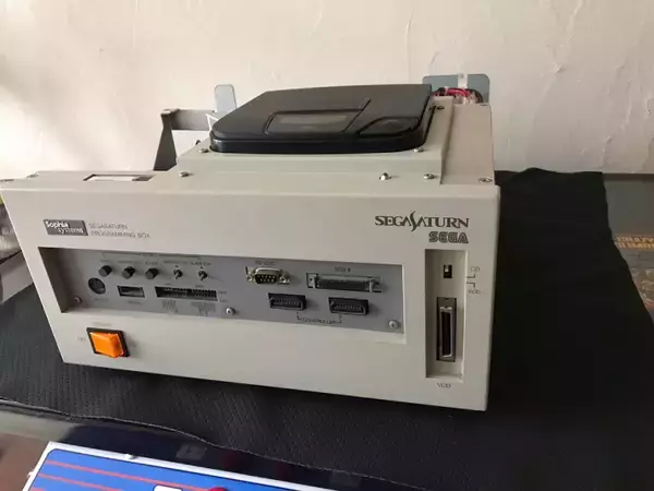 「セガサターンの開発機と開発環境にまつわるエピソードはやはり熱かった　当時を知る元セガのテクニカルサポート担当・大岡良樹氏インタビュー」の画像