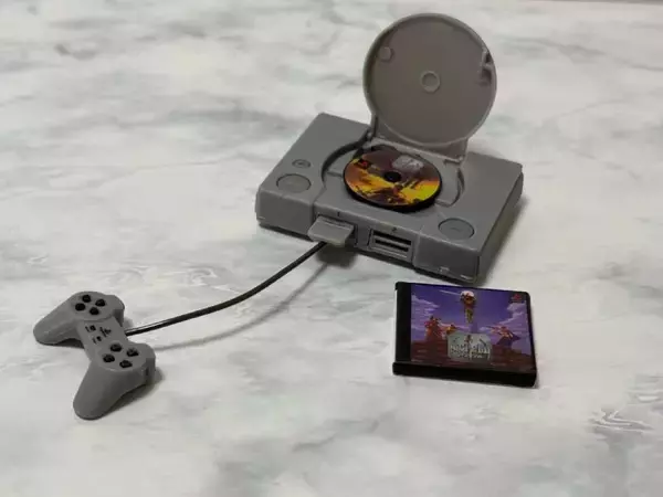「歴代プレステのカプセルトイミニチュアをレビュー　常軌を逸した細かさに驚愕」の画像