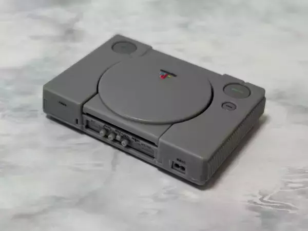 「歴代プレステのカプセルトイミニチュアをレビュー　常軌を逸した細かさに驚愕」の画像