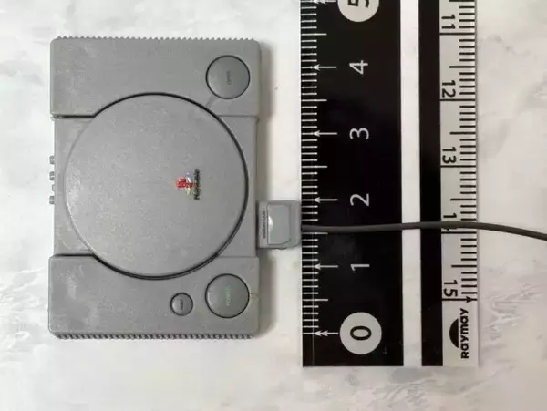 「歴代プレステのカプセルトイミニチュアをレビュー　常軌を逸した細かさに驚愕」の画像