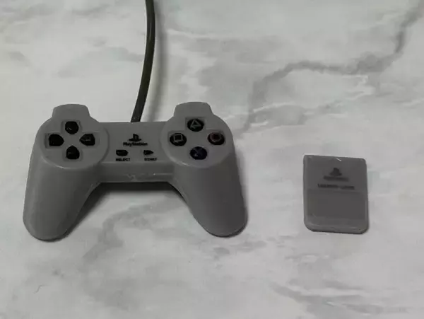 「歴代プレステのカプセルトイミニチュアをレビュー　常軌を逸した細かさに驚愕」の画像