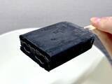 「これが“プリン味”だってさ　衝撃ビジュのローソン限定「黒いプリンアイス」を実食」の画像10