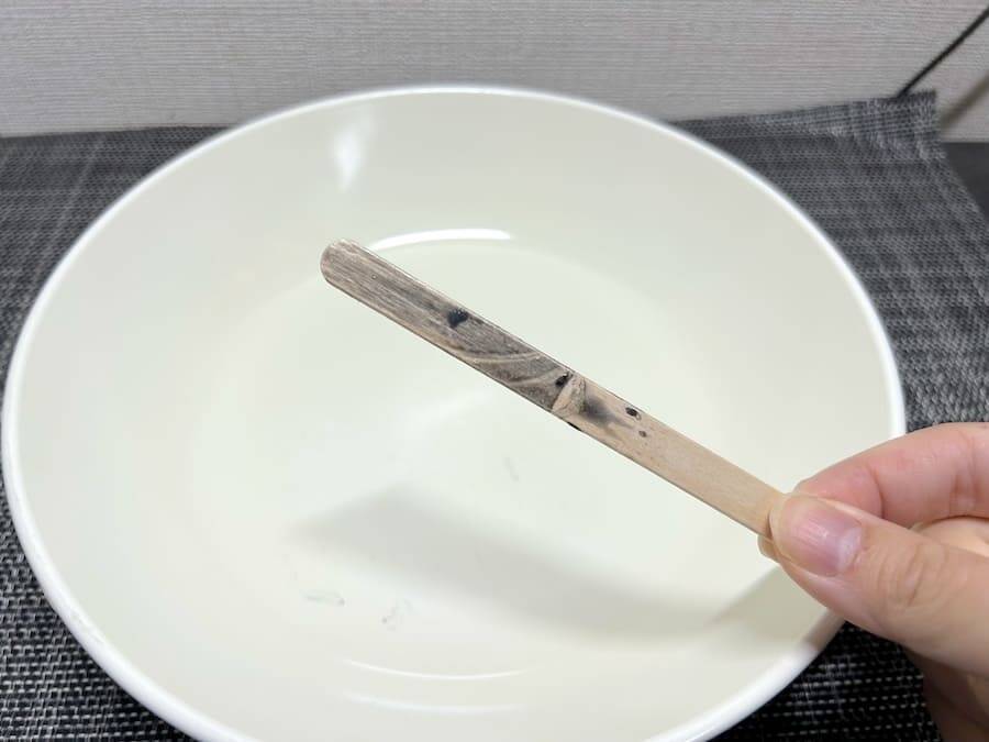 これが“プリン味”だってさ　衝撃ビジュのローソン限定「黒いプリンアイス」を実食