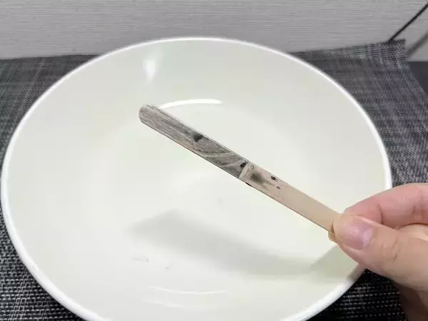 「これが“プリン味”だってさ　衝撃ビジュのローソン限定「黒いプリンアイス」を実食」の画像