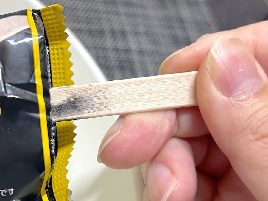 これが“プリン味”だってさ　衝撃ビジュのローソン限定「黒いプリンアイス」を実食