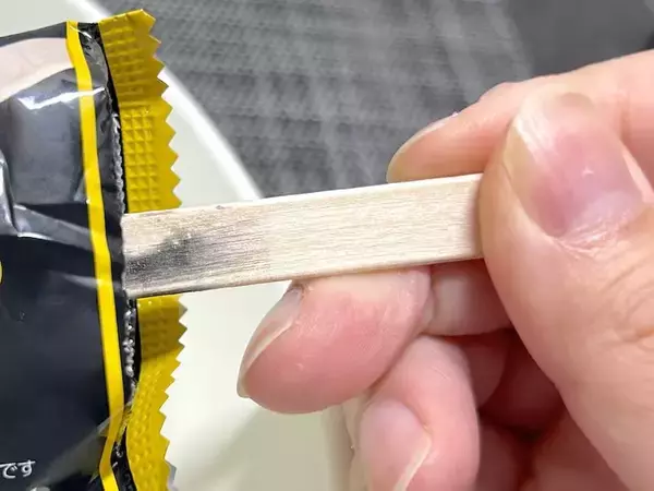 「これが“プリン味”だってさ　衝撃ビジュのローソン限定「黒いプリンアイス」を実食」の画像