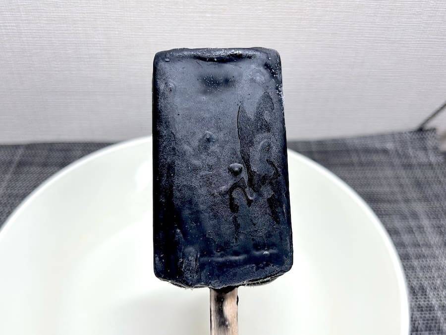 これが“プリン味”だってさ　衝撃ビジュのローソン限定「黒いプリンアイス」を実食