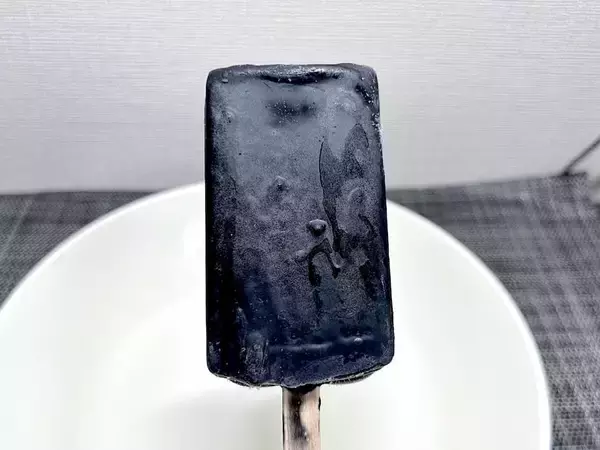 「これが“プリン味”だってさ　衝撃ビジュのローソン限定「黒いプリンアイス」を実食」の画像