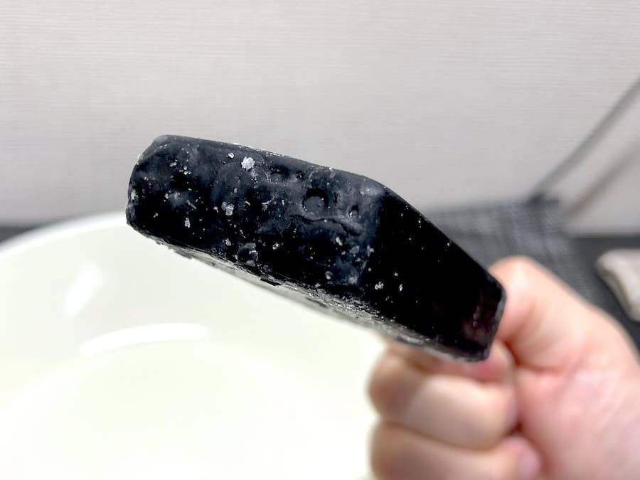 これが“プリン味”だってさ　衝撃ビジュのローソン限定「黒いプリンアイス」を実食