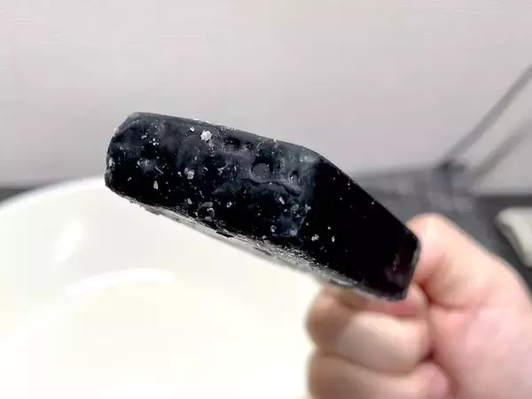 「これが“プリン味”だってさ　衝撃ビジュのローソン限定「黒いプリンアイス」を実食」の画像