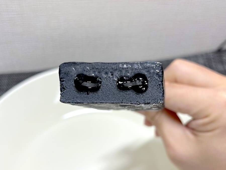 これが“プリン味”だってさ　衝撃ビジュのローソン限定「黒いプリンアイス」を実食