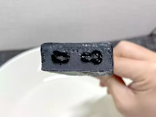 「これが“プリン味”だってさ　衝撃ビジュのローソン限定「黒いプリンアイス」を実食」の画像