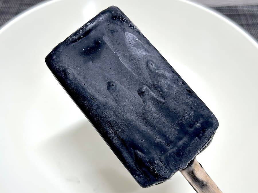 これが“プリン味”だってさ　衝撃ビジュのローソン限定「黒いプリンアイス」を実食