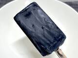 「これが“プリン味”だってさ　衝撃ビジュのローソン限定「黒いプリンアイス」を実食」の画像9