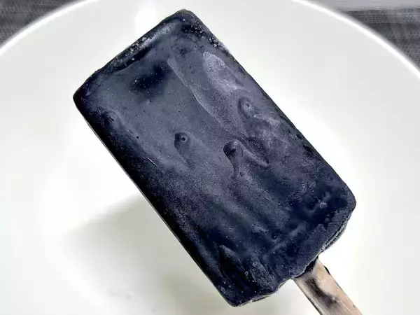「これが“プリン味”だってさ　衝撃ビジュのローソン限定「黒いプリンアイス」を実食」の画像