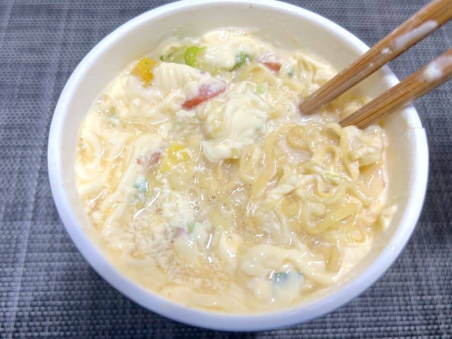 マヨネーズで麺が見えない！シーフードヌードルの「1番美味しい食べ方」を試してみた