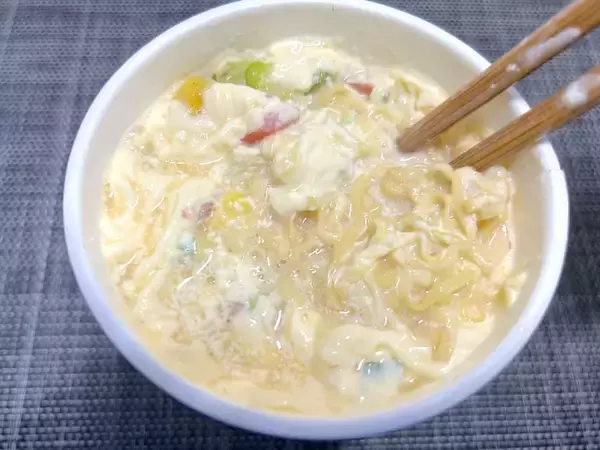 「マヨネーズで麺が見えない！シーフードヌードルの「1番美味しい食べ方」を試してみた」の画像