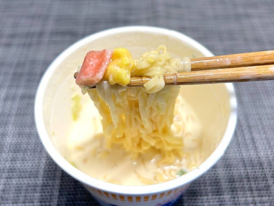 マヨネーズで麺が見えない！シーフードヌードルの「1番美味しい食べ方」を試してみた