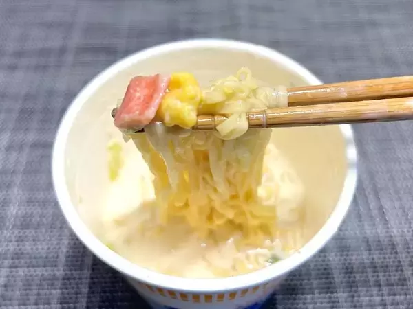 「マヨネーズで麺が見えない！シーフードヌードルの「1番美味しい食べ方」を試してみた」の画像