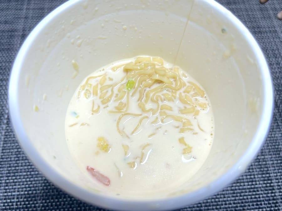 マヨネーズで麺が見えない！シーフードヌードルの「1番美味しい食べ方」を試してみた