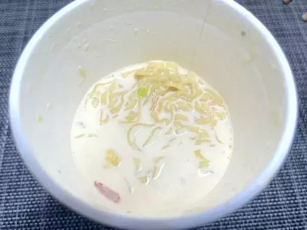 「マヨネーズで麺が見えない！シーフードヌードルの「1番美味しい食べ方」を試してみた」の画像