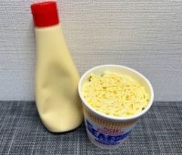 マヨネーズで麺が見えない！シーフードヌードルの「1番美味しい食べ方」を試してみた