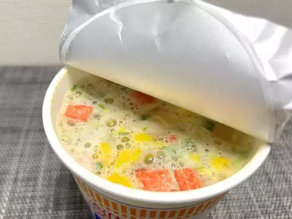 「マヨネーズで麺が見えない！シーフードヌードルの「1番美味しい食べ方」を試してみた」の画像