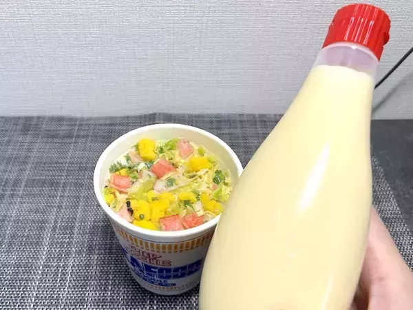 「マヨネーズで麺が見えない！シーフードヌードルの「1番美味しい食べ方」を試してみた」の画像