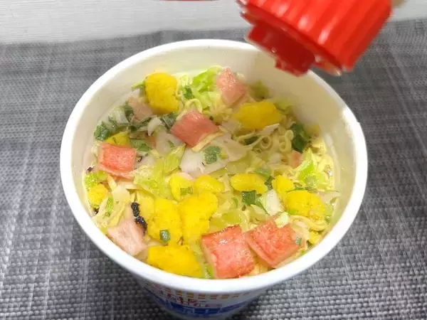 「マヨネーズで麺が見えない！シーフードヌードルの「1番美味しい食べ方」を試してみた」の画像