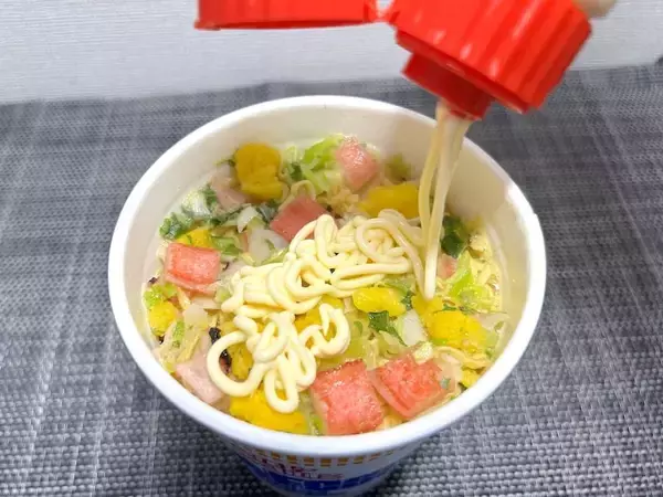 「マヨネーズで麺が見えない！シーフードヌードルの「1番美味しい食べ方」を試してみた」の画像