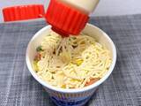 「マヨネーズで麺が見えない！シーフードヌードルの「1番美味しい食べ方」を試してみた」の画像8