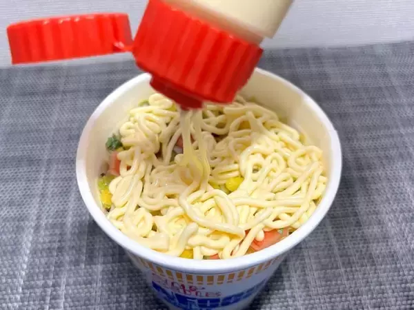 「マヨネーズで麺が見えない！シーフードヌードルの「1番美味しい食べ方」を試してみた」の画像