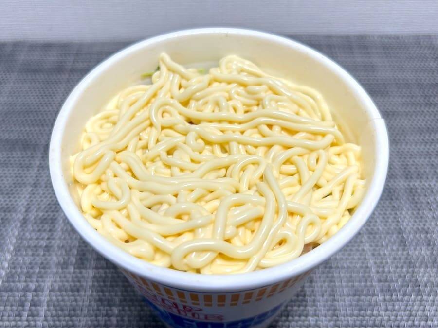 マヨネーズで麺が見えない！シーフードヌードルの「1番美味しい食べ方」を試してみた