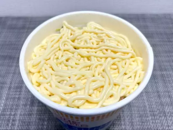 「マヨネーズで麺が見えない！シーフードヌードルの「1番美味しい食べ方」を試してみた」の画像