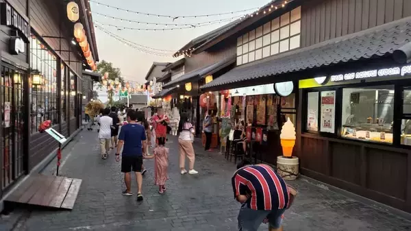「タイの「なんちゃって日本」は異世界ニッポン　見たことあるけど見たことない驚きの街並み」の画像