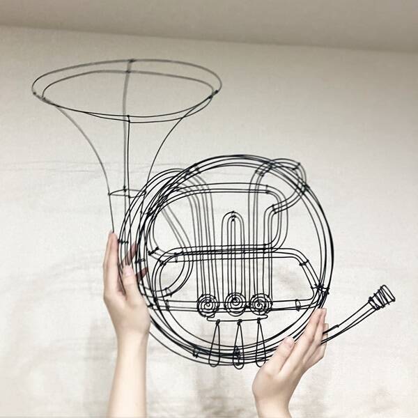 美しい音色が聞こえてきそう！針金だけで楽器を表現するワイヤーアート作家