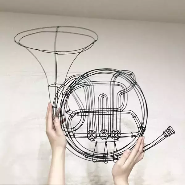 「美しい音色が聞こえてきそう！針金だけで楽器を表現するワイヤーアート作家」の画像
