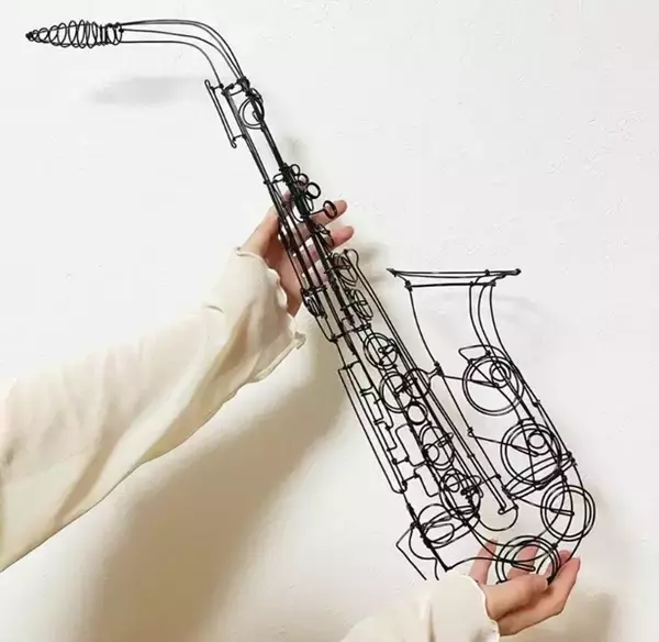 「美しい音色が聞こえてきそう！針金だけで楽器を表現するワイヤーアート作家」の画像