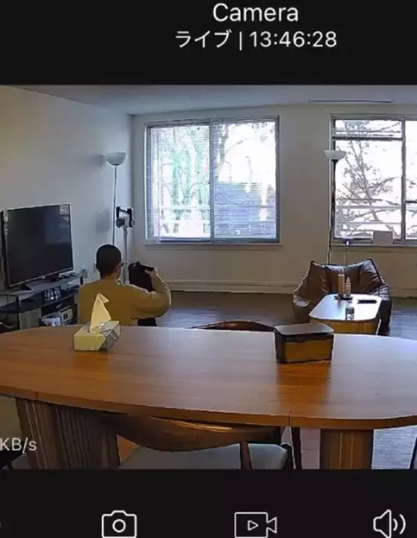 「パパが心配」遠隔カメラで見守られる外科医　哀愁漂う背中が話題