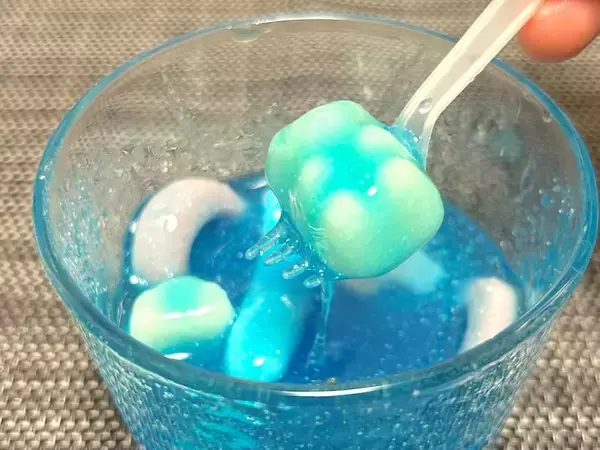「え、この見た目で日本開発？　ドンキで発見した謎グミは“海外すぎるお菓子”だった」の画像