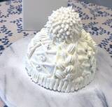 「ケーキでニット帽を再現！“えげつない量の生クリーム”を使った、かぶりたくなる一品」の画像1