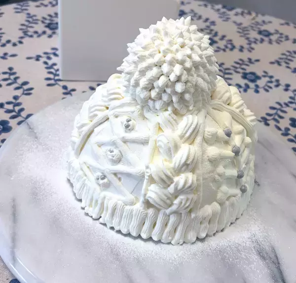 ケーキでニット帽を再現！“えげつない量の生クリーム”を使った、かぶりたくなる一品