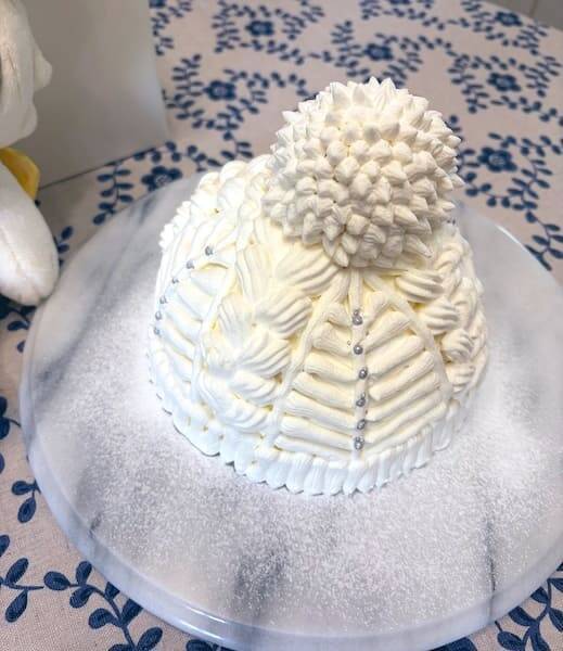 ケーキでニット帽を再現！“えげつない量の生クリーム”を使った、かぶりたくなる一品