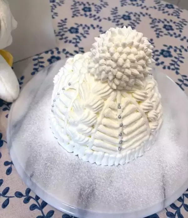 「ケーキでニット帽を再現！“えげつない量の生クリーム”を使った、かぶりたくなる一品」の画像