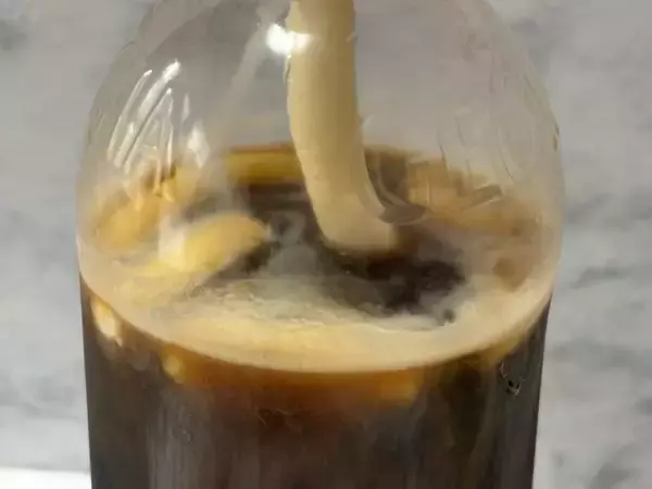 「クーリッシュをペットボトルに“直挿し”　ロッテ公式アレンジ「クーリッシュ×コーヒー」を試したら背徳感がすごかった」の画像